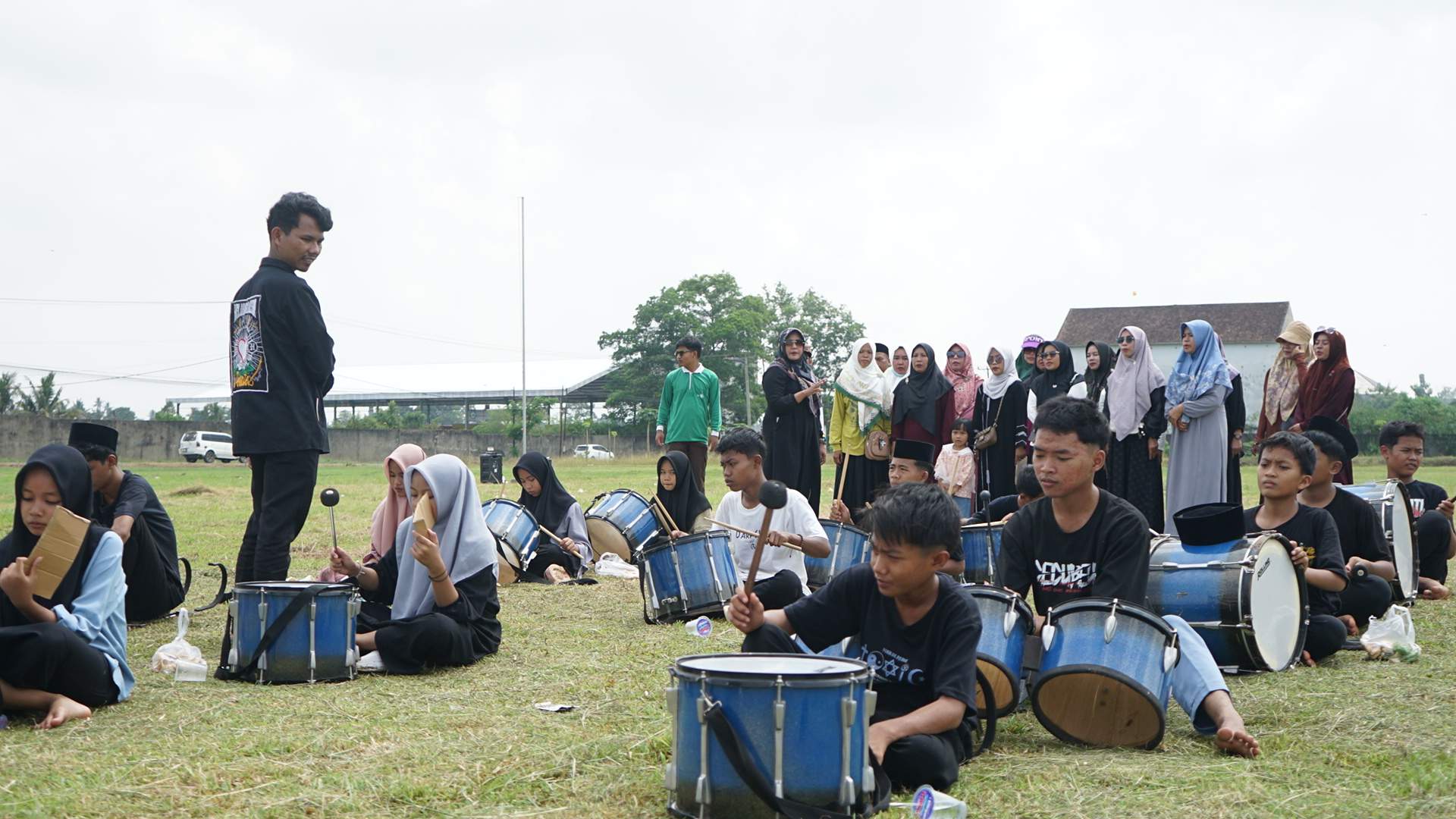 Semarak Persiapan Apel Hari Santri Nasional 2025 di Trimurjo: Fatayat, Santri, dan Pelajar Siap Tampil Memukau